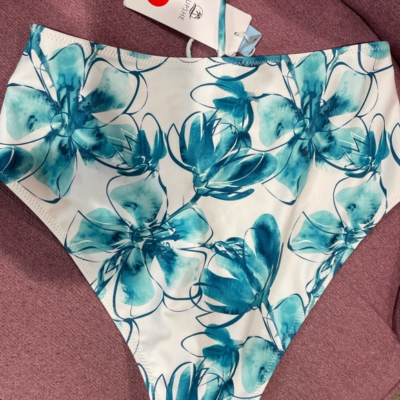Cupshe bathing suit bottom. High waist. Size M. NWT. Tie detail on front. - Picture 6 of 6